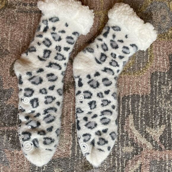 Muk Luks Snow Leopard Slipper Socks - Picture 6 of 6